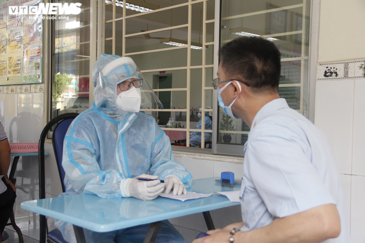 Chiến dịch tiêm vaccine lịch sử ở TP.HCM: Sợ không được tiêm hơn sợ tác dụng phụ - 4