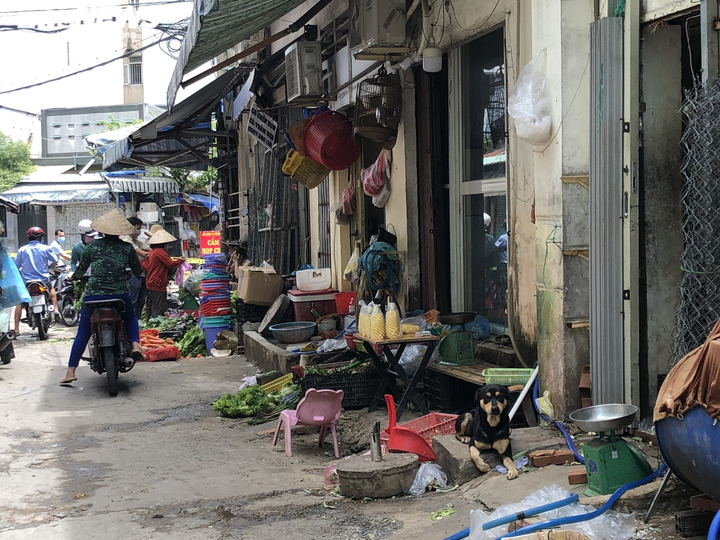 Sau 3 ngày bị cấm hoạt động, chợ tự phát ở TP.HCM vẫn nhộn nhịp mua bán - 1
