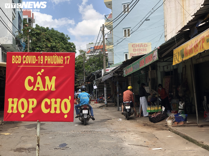 Sau 3 ngày bị cấm hoạt động, chợ tự phát ở TP.HCM vẫn nhộn nhịp mua bán - 4