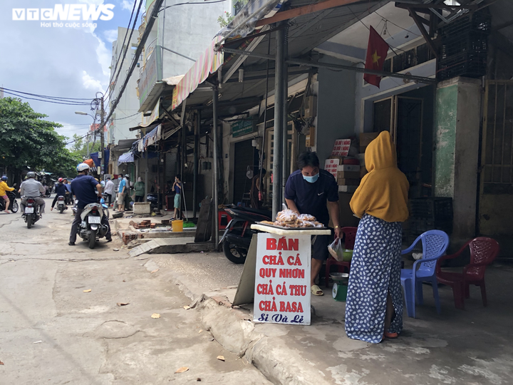 Sau 3 ngày bị cấm hoạt động, chợ tự phát ở TP.HCM vẫn nhộn nhịp mua bán - 8