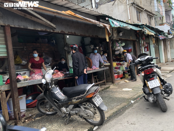 Sau 3 ngày bị cấm hoạt động, chợ tự phát ở TP.HCM vẫn nhộn nhịp mua bán - 6