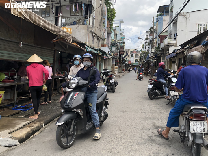 Sau 3 ngày bị cấm hoạt động, chợ tự phát ở TP.HCM vẫn nhộn nhịp mua bán - 5