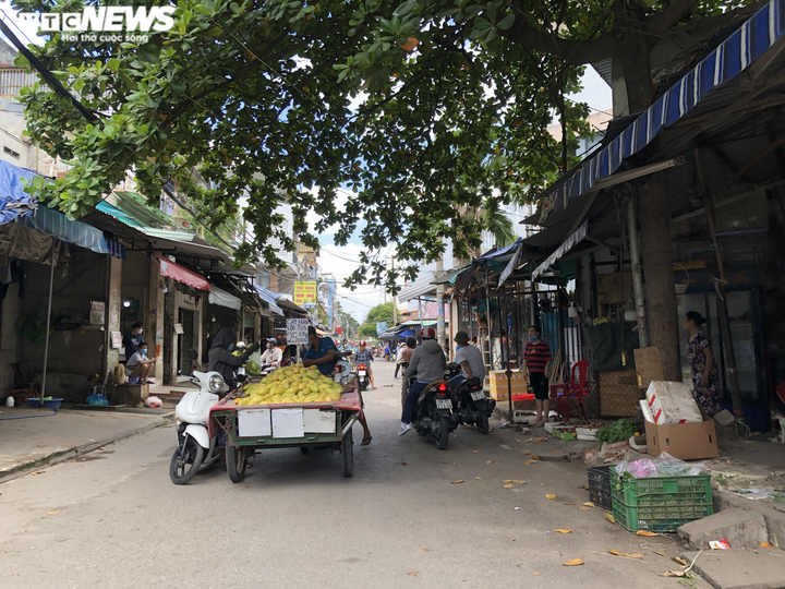 Sau 3 ngày bị cấm hoạt động, chợ tự phát ở TP.HCM vẫn nhộn nhịp mua bán - 7