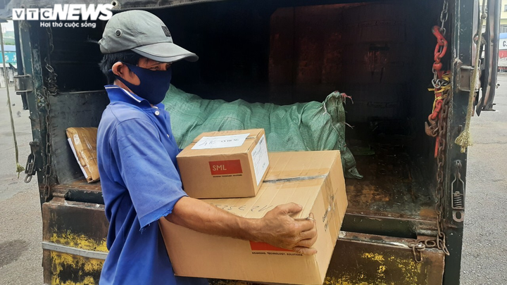 Ảnh: Sân bay lại vắng tanh, bến xe ở TP.HCM thành nơi trung chuyển hàng hoá - 10