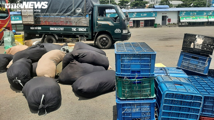 Ảnh: Sân bay lại vắng tanh, bến xe ở TP.HCM thành nơi trung chuyển hàng hoá - 9