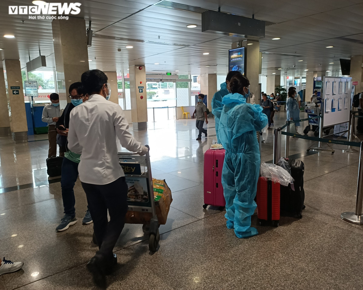 Ảnh: Sân bay lại vắng tanh, bến xe ở TP.HCM thành nơi trung chuyển hàng hoá - 6