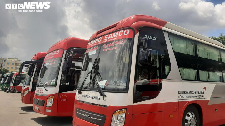 Ảnh: Sân bay lại vắng tanh, bến xe ở TP.HCM thành nơi trung chuyển hàng hoá - 8