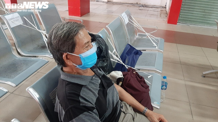 Ảnh: Sân bay lại vắng tanh, bến xe ở TP.HCM thành nơi trung chuyển hàng hoá - 14