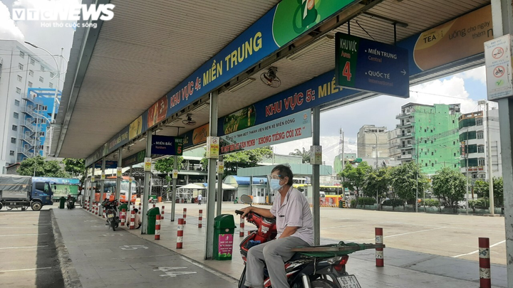 Ảnh: Sân bay lại vắng tanh, bến xe ở TP.HCM thành nơi trung chuyển hàng hoá - 11