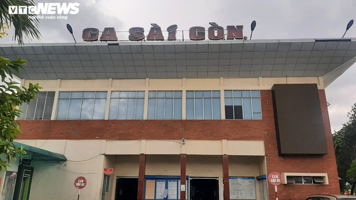 Ảnh: Sân bay lại vắng tanh, bến xe ở TP.HCM thành nơi trung chuyển hàng hoá - 12