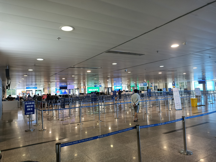 Ảnh: Sân bay lại vắng tanh, bến xe ở TP.HCM thành nơi trung chuyển hàng hoá - 5