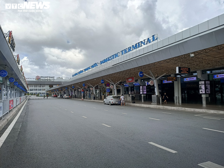 Ảnh: Sân bay lại vắng tanh, bến xe ở TP.HCM thành nơi trung chuyển hàng hoá - 1