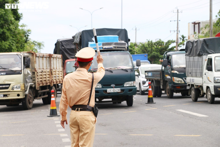 Ảnh: Giữa nắng nóng 40 độ C, hàng trăm ô tô nối đuôi nhau chờ qua chốt kiểm dịch - 1