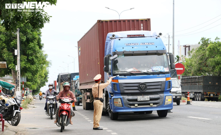 Ảnh: Giữa nắng nóng 40 độ C, hàng trăm ô tô nối đuôi nhau chờ qua chốt kiểm dịch - 6