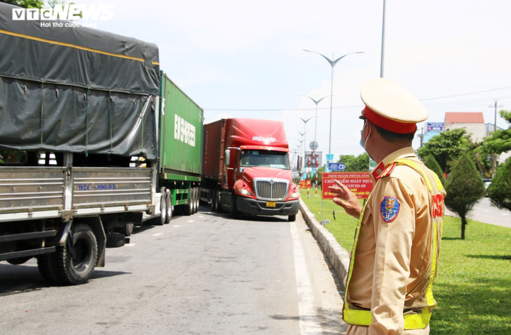 Ảnh: Giữa nắng nóng 40 độ C, hàng trăm ô tô nối đuôi nhau chờ qua chốt kiểm dịch - 2