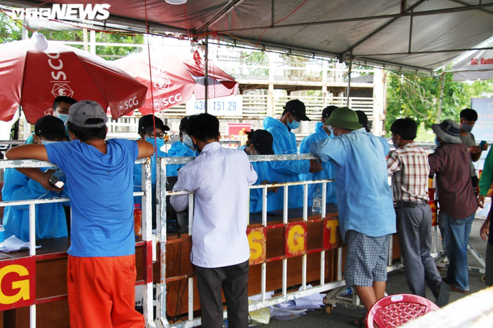 Ảnh: Giữa nắng nóng 40 độ C, hàng trăm ô tô nối đuôi nhau chờ qua chốt kiểm dịch - 7