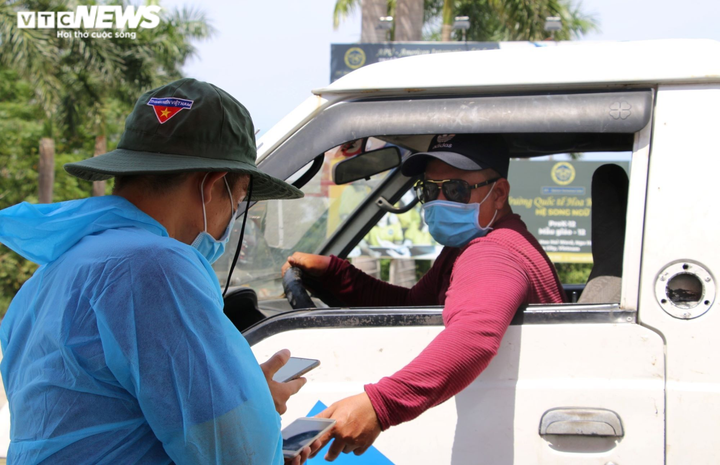 Ảnh: Giữa nắng nóng 40 độ C, hàng trăm ô tô nối đuôi nhau chờ qua chốt kiểm dịch - 8