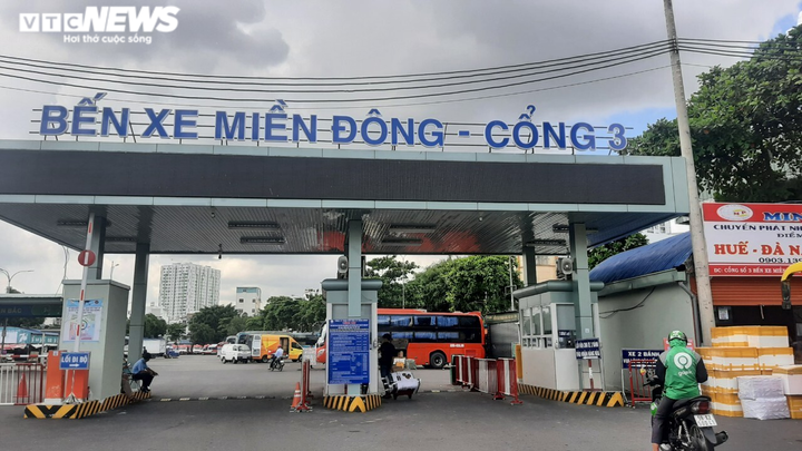 Ảnh: Sân bay lại vắng tanh, bến xe ở TP.HCM thành nơi trung chuyển hàng hoá - 7