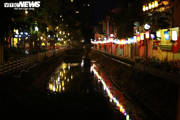 Ảnh: Đường ven hồ Trúc Bạch, Hà Nội lung linh ban đêm với 200 đèn lồng rực sáng - 1