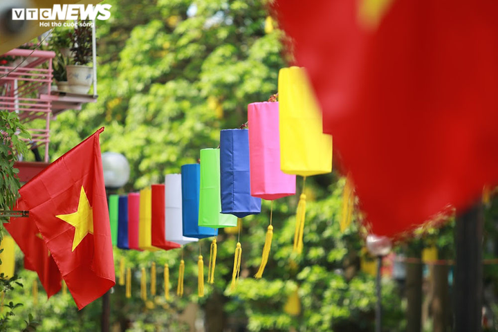 Ảnh: Đường ven hồ Trúc Bạch, Hà Nội lung linh ban đêm với 200 đèn lồng rực sáng - 10