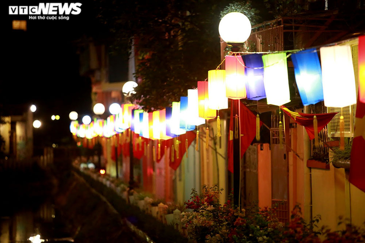 Ảnh: Đường ven hồ Trúc Bạch, Hà Nội lung linh ban đêm với 200 đèn lồng rực sáng - 2