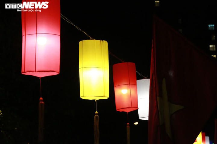 Ảnh: Đường ven hồ Trúc Bạch, Hà Nội lung linh ban đêm với 200 đèn lồng rực sáng - 3