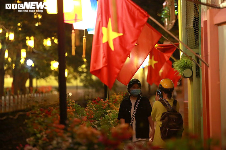 Ảnh: Đường ven hồ Trúc Bạch, Hà Nội lung linh ban đêm với 200 đèn lồng rực sáng - 5
