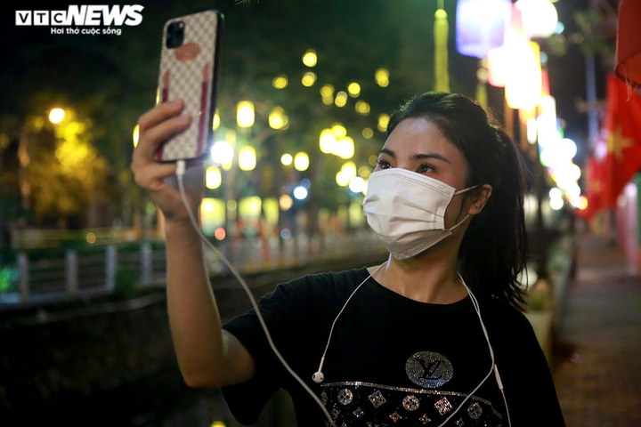 Ảnh: Đường ven hồ Trúc Bạch, Hà Nội lung linh ban đêm với 200 đèn lồng rực sáng - 6