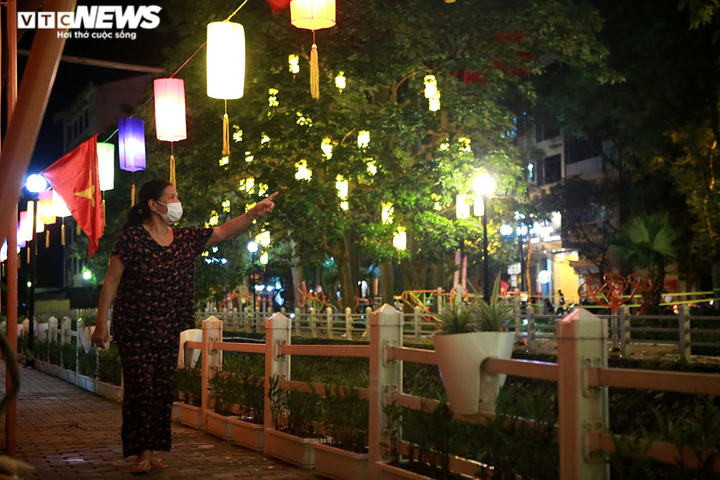 Ảnh: Đường ven hồ Trúc Bạch, Hà Nội lung linh ban đêm với 200 đèn lồng rực sáng - 8