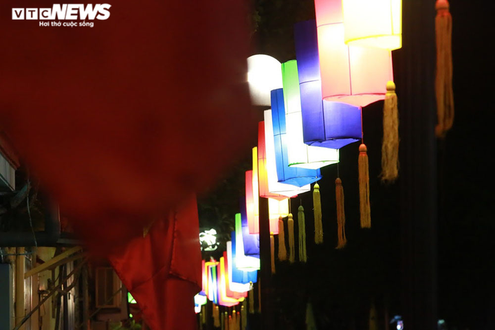 Ảnh: Đường ven hồ Trúc Bạch, Hà Nội lung linh ban đêm với 200 đèn lồng rực sáng - 9