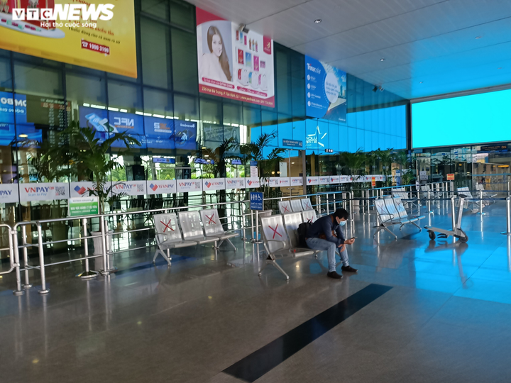 Ảnh: Sân bay lại vắng tanh, bến xe ở TP.HCM thành nơi trung chuyển hàng hoá - 4