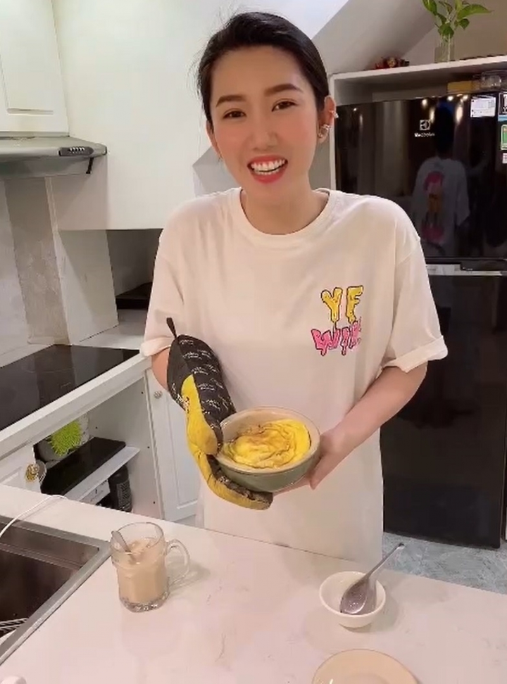 Thuý Ngân thách Karik vừa nấu ăn vừa tập gym và đọc rap - 1