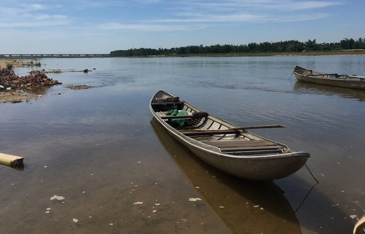 Dùng kích điện bắt cá, hai vợ chồng ở Quảng Ngãi bị điện giật thiệt mạng - 1