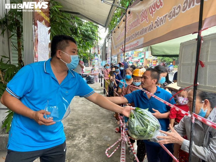 'Tủ lạnh cộng đồng' ấm tình người ở tâm dịch TP.HCM: Nếu thiếu cứ lấy tự nhiên - 3