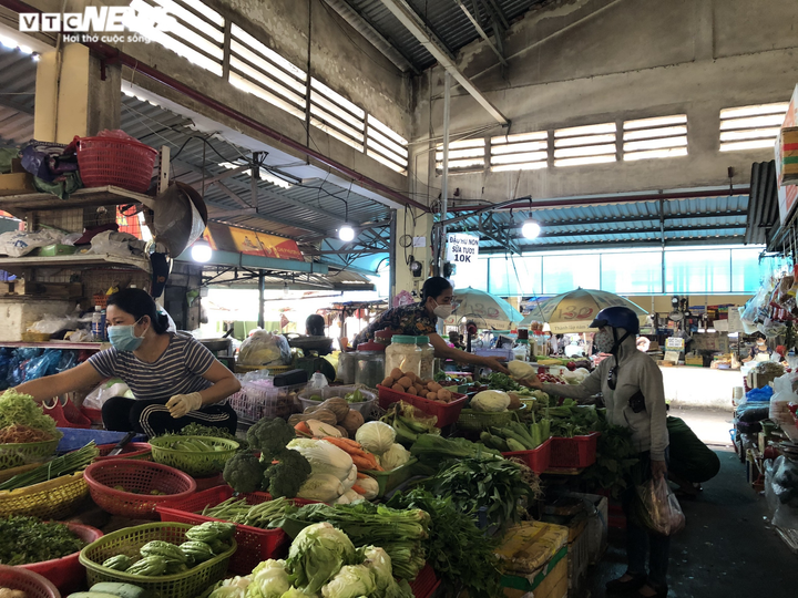 Ảnh: Hàng hóa chất đầy kệ, người Sài Gòn không cần lo thiếu thực phẩm - 4