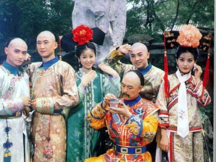 Hậu trường Hoàn Châu Cách Cách: Toàn chuyện xấu hổ, Triệu Vy mang danh trộm quần - 1