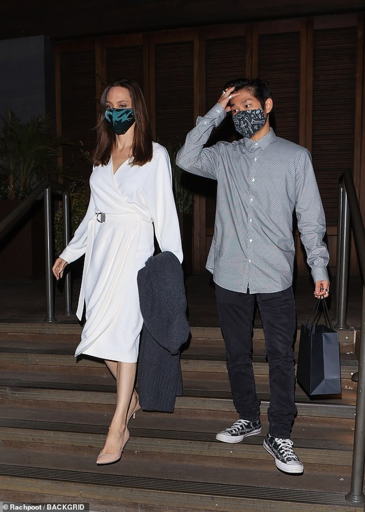 Angelina Jolie diện đồ trắng thanh lịch đi ăn tối cùng các con - 1