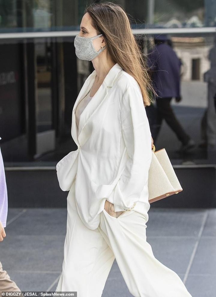 Angelina Jolie diện đồ trắng thanh lịch đi ăn tối cùng các con - 5