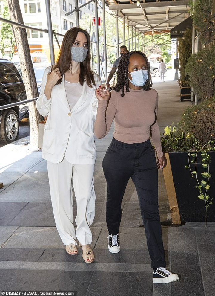 Angelina Jolie diện đồ trắng thanh lịch đi ăn tối cùng các con - 6