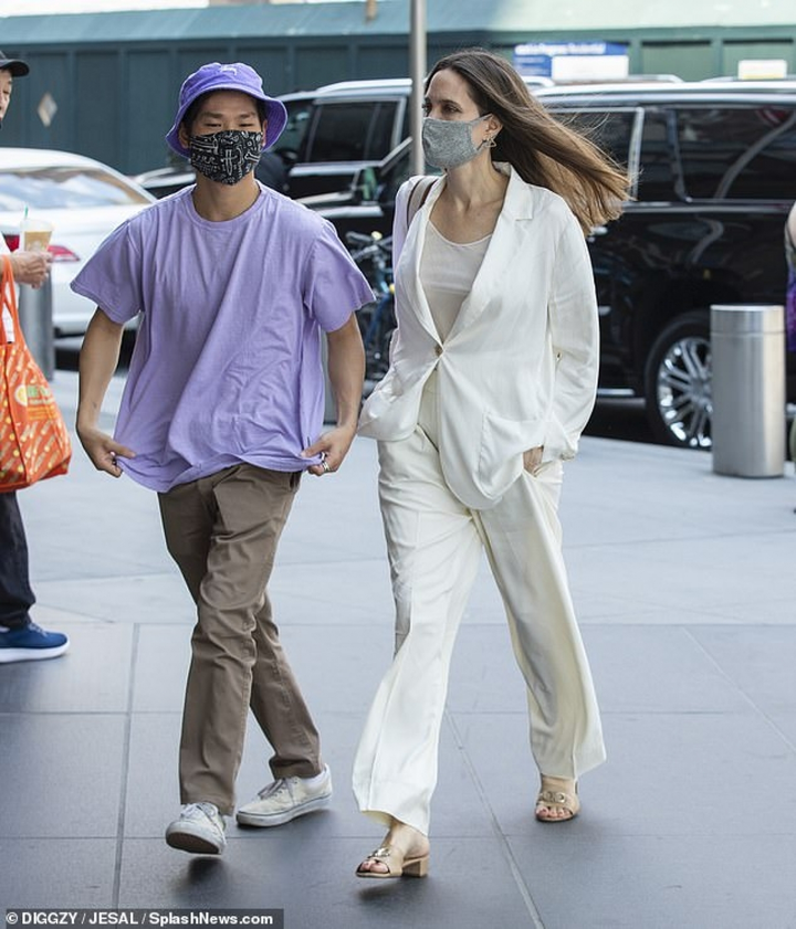 Angelina Jolie diện đồ trắng thanh lịch đi ăn tối cùng các con - 7