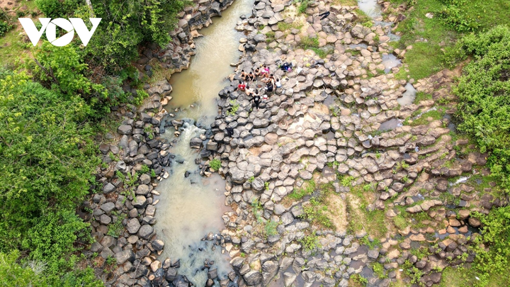 Lặng người ngắm vẻ đẹp hoang sơ của suối đá núi lửa ở Gia Lai - 8