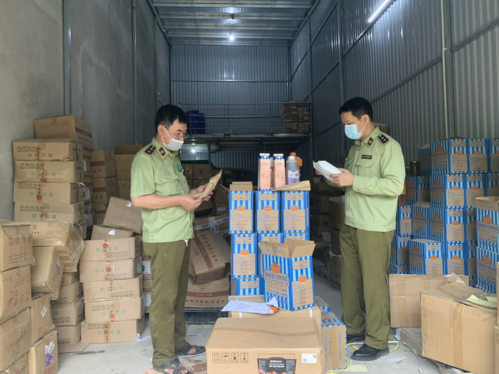 Hà Nội: Thu giữ hàng tấn nguyên liệu trà sữa Royal Tea, Gongcha - 1