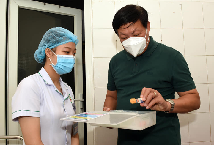 Thứ trưởng Y tế: Việt Nam sẽ tiêm 500.000 liều vaccine mỗi ngày - 1