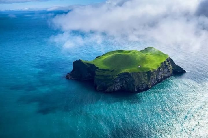 The rock looks like a giant elephant floating in the middle of the sea - Mother Nature's masterpiece - 1