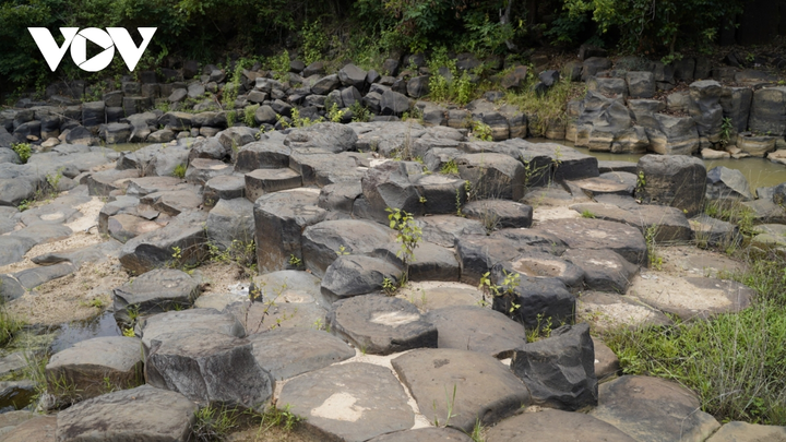 Lặng người ngắm vẻ đẹp hoang sơ của suối đá núi lửa ở Gia Lai - 5