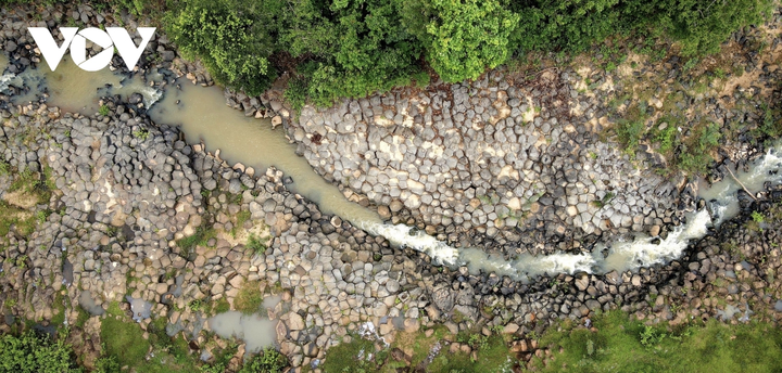 Lặng người ngắm vẻ đẹp hoang sơ của suối đá núi lửa ở Gia Lai - 1