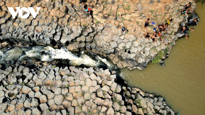 Lặng người ngắm vẻ đẹp hoang sơ của suối đá núi lửa ở Gia Lai - 6