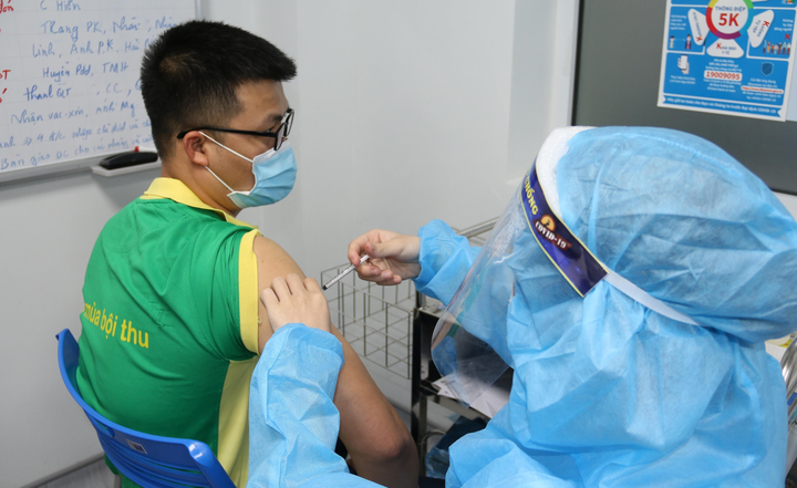 PVFCCo triển khai tiêm vaccine cho người lao động - 3