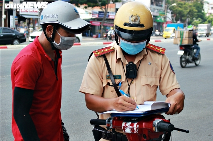 CSGT TP.HCM xử lý loạt xe 'thây ma', nộp Kho bạc Nhà nước hơn 4,7 tỷ đồng - 2