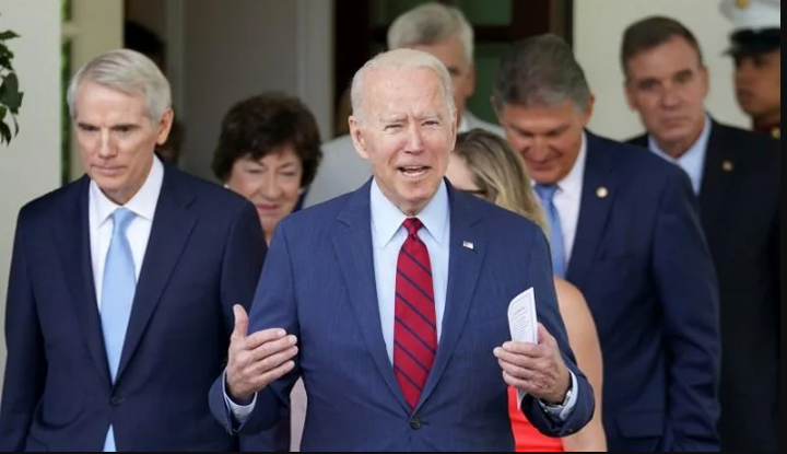Tổng thống Biden ra điều kiện ký thỏa thuận lưỡng đảng về cơ sở hạ tầng - 1
